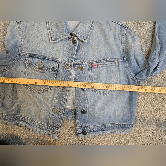 Nashville Cropped Denim Jacket Raw Hem Bell Sleeves Size Medium NWOT - Picture 8 of 9
